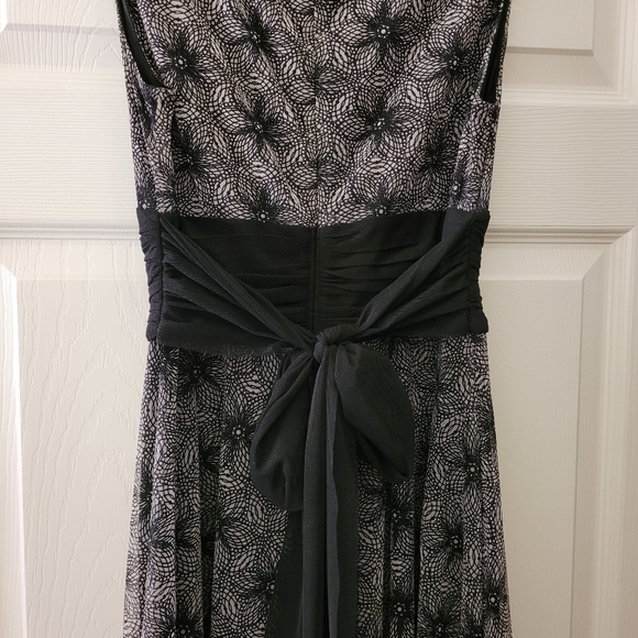 Stunning London Times Dress! LIKE NEW!! Size 4 - Picture 7 of 12